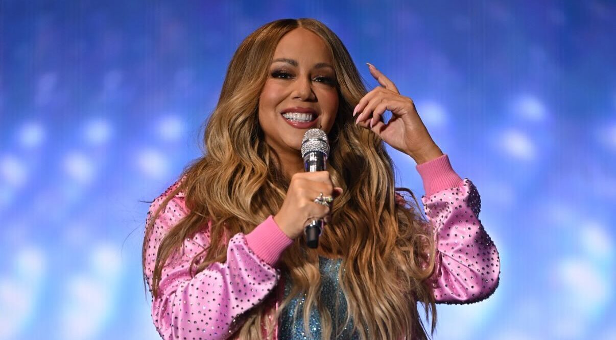 Ikonická ružová bunda speváčky Mariah Carey sa vydraží, peniaze poputujú na účely LGBT+ komunity