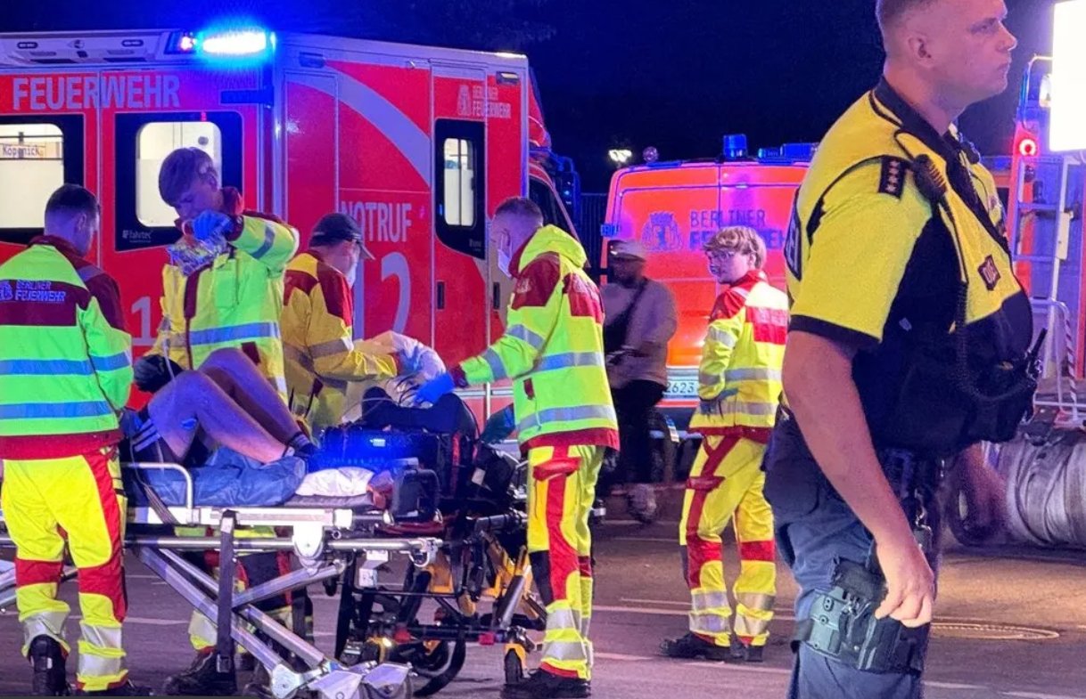 Auto vrazilo do davu na pochode Pride v Berlíne: Jedna osoba je mŕtva, ďalších šestnásť osôb je zranených